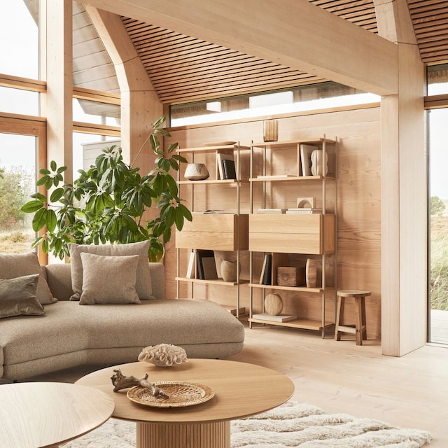 Salón con una decoración atemporal de tonos tierra y madera