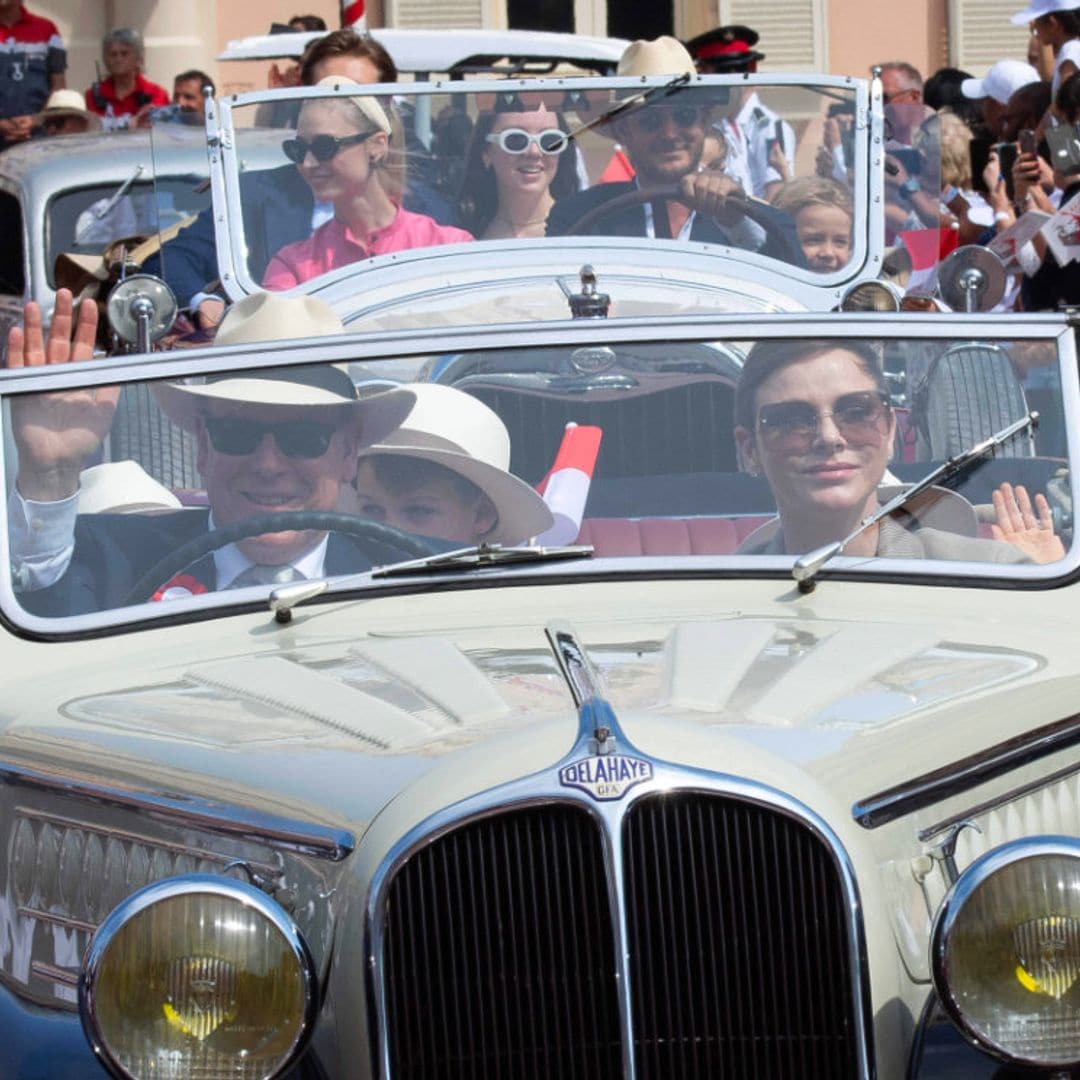 Los Grimaldi recorren Mónaco en coches clásicos para homenajear al príncipe Rainiero
