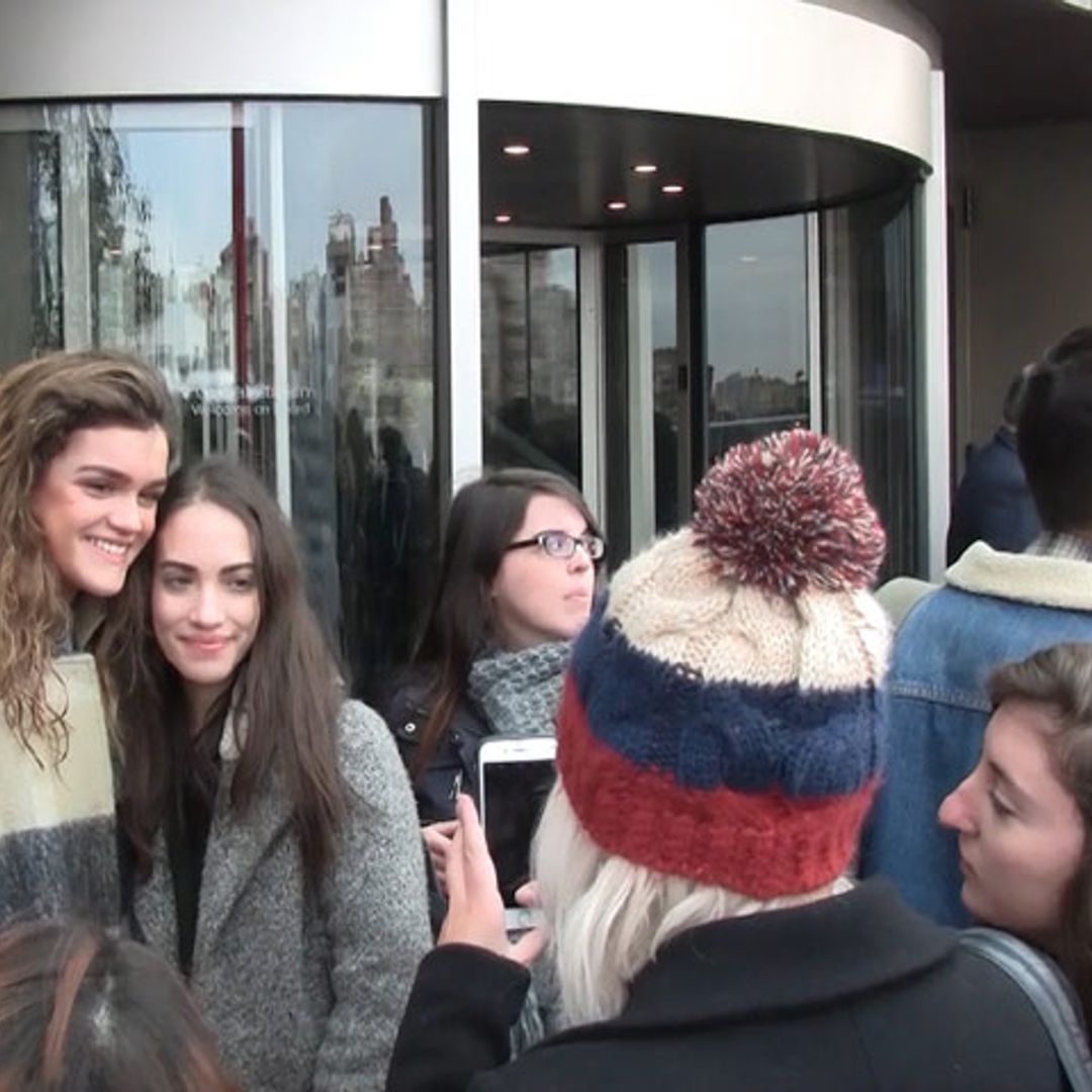 Abrazos y muchos 'selfies': la naturalidad de los chicos de OT con sus fans en Barcelona