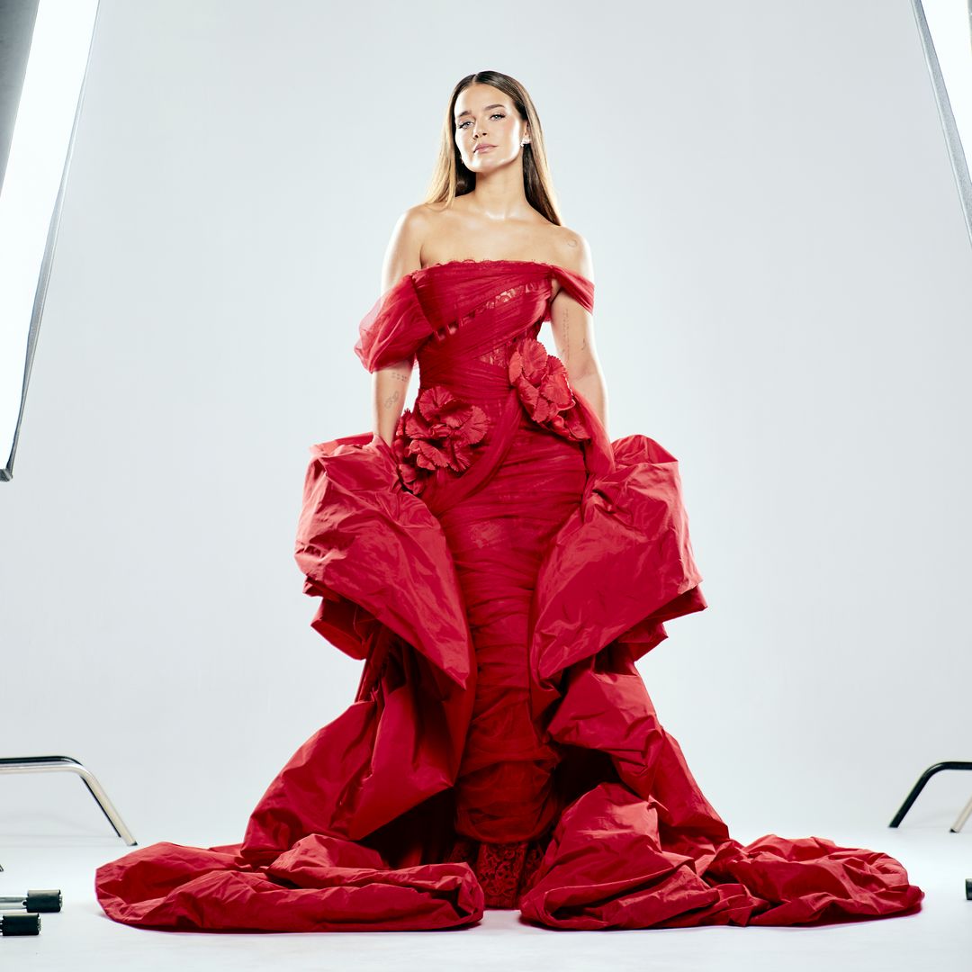 Laura Escanes desafía sus propias reglas y elige un vestidazo rojo con corsé para dar las uvas