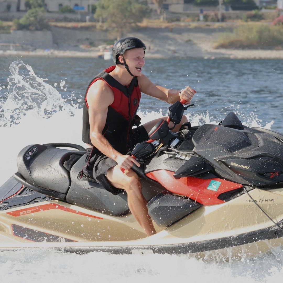 Erling Haaland se olvida de su derrota en el Mundial paseando en jetski por la costa de Italia