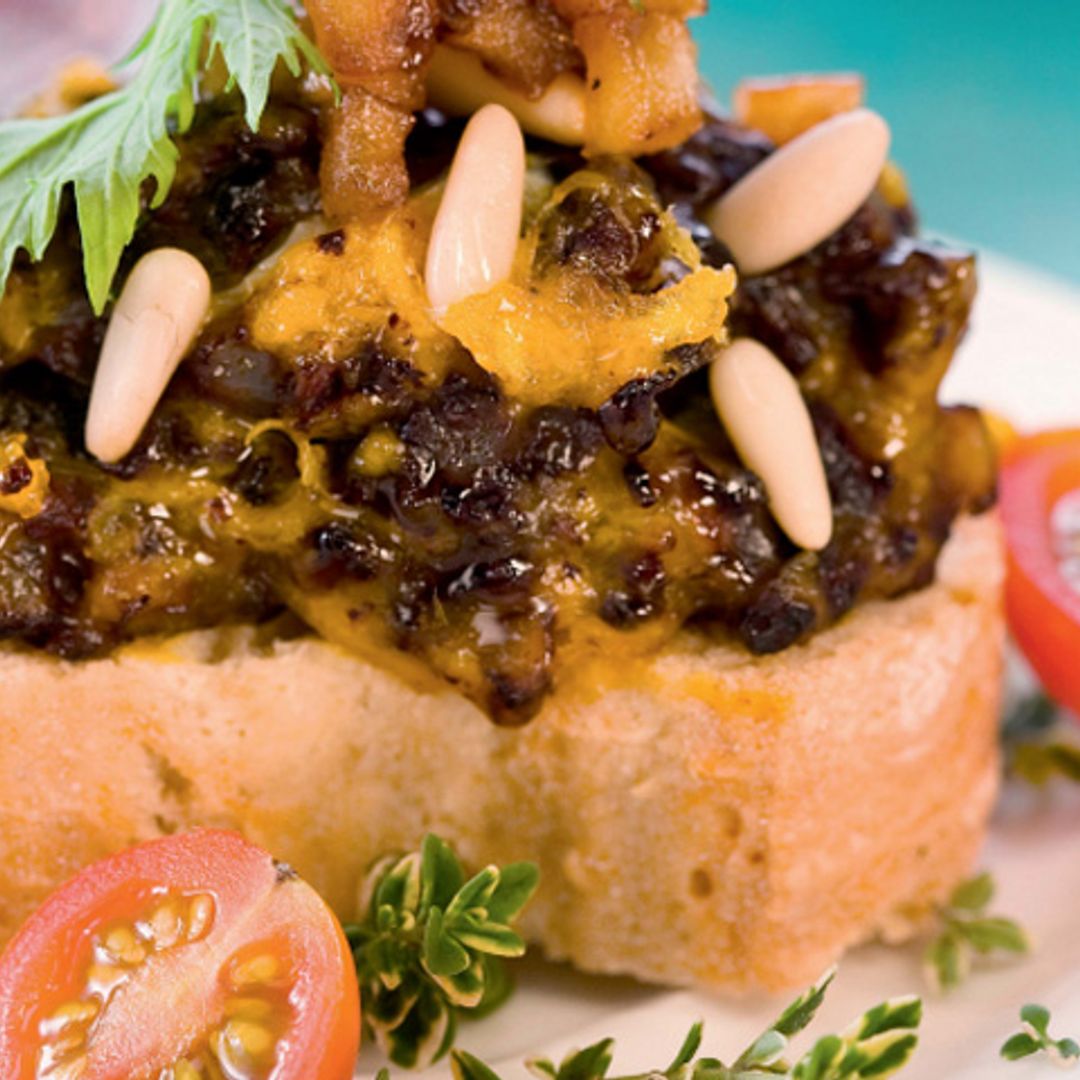 Pincho de revuelto de morcilla de Burgos con piñones