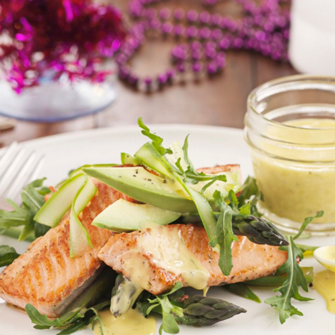 Salmón con aguacate, espárragos, rúcula y salsa de mantequilla al limón