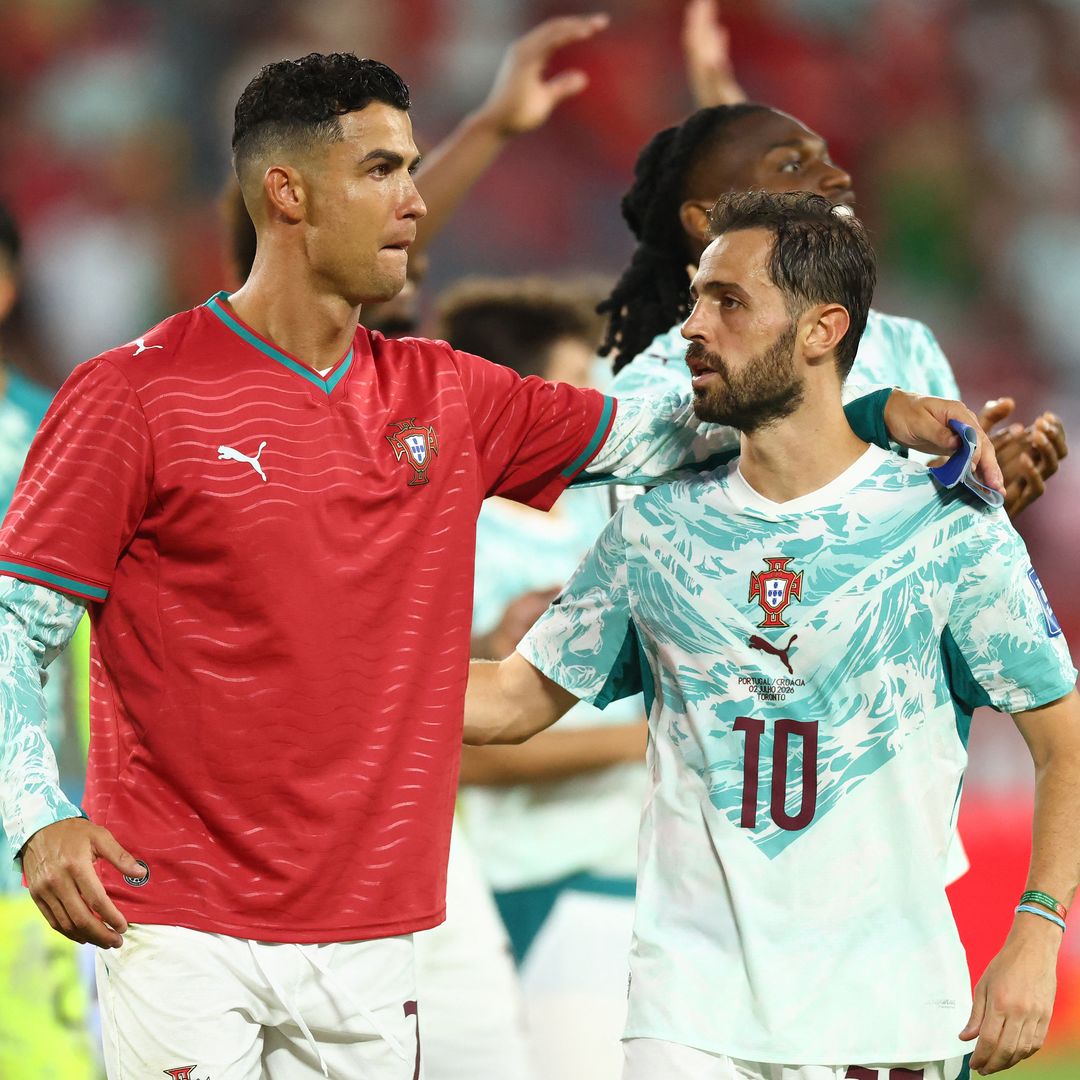 El delantero de Portugal, Cristiano Ronaldo, saluda a su compañero, el centrocampista Bernardo Silva, tras la victoria en el partido de dieciseisavos de final del Mundial 2026 ante Croacia, disputado en el Toronto Stadium. TORONTO (CANADÁ), 2 de julio de 2026