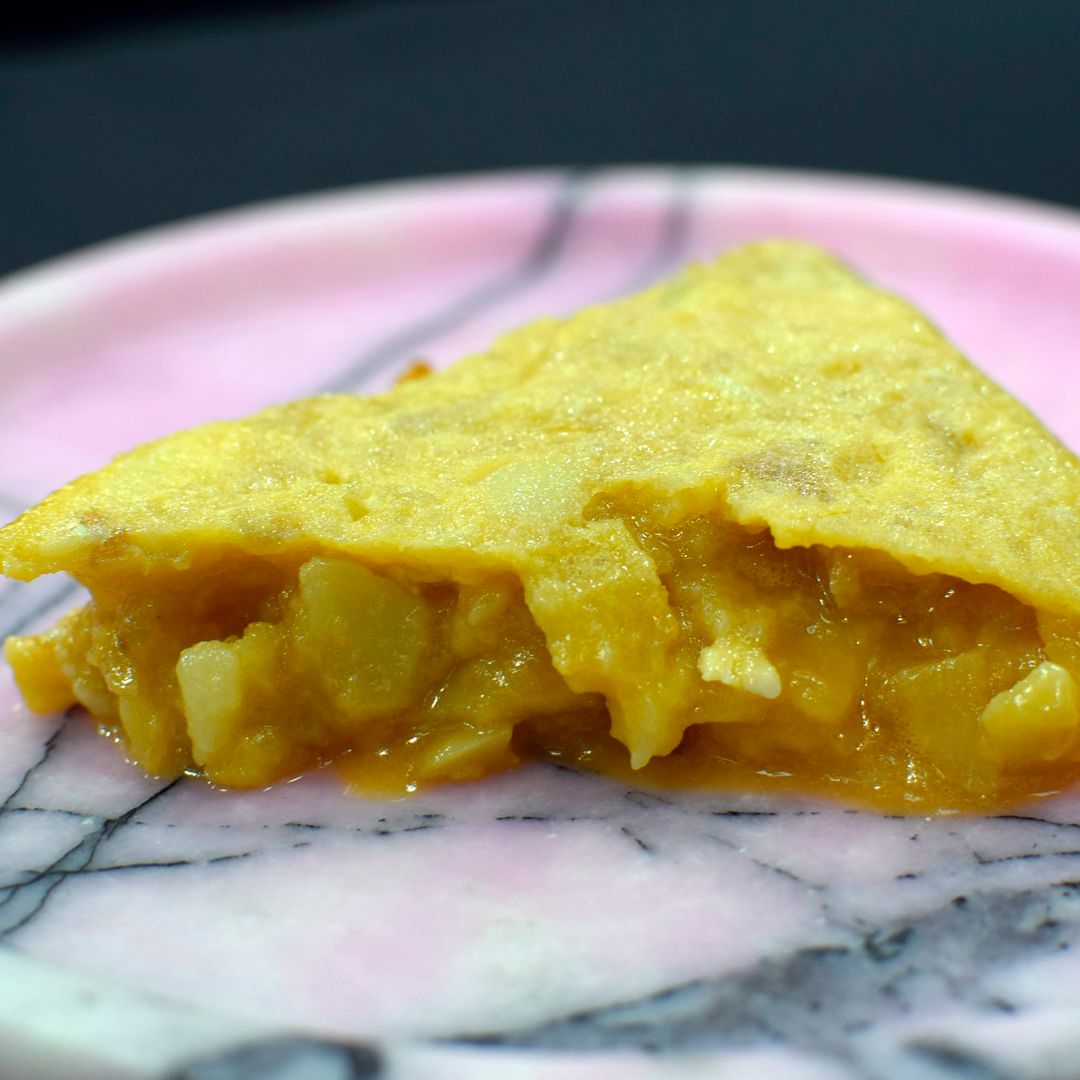 La mejor tortilla de patata de la Comunidad de Madrid 2026 se come en este restaurante del centro (y lleva cebolla)
