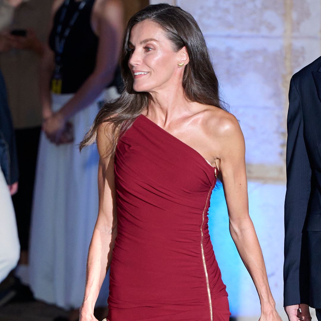 La reina Letizia sorprende en la gran noche del cine de Mallorca con un imponente vestido rojo de escote asimétrico y seductora cremallera lateral