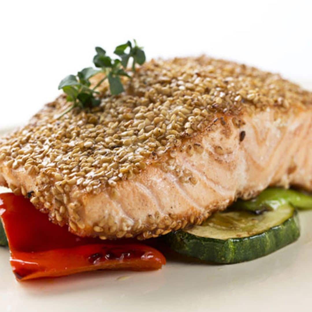 Salmón fresco con sésamo y verduras a la plancha