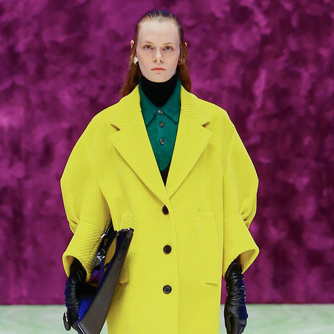 El próximo invierno los abrigos que llevarás serán reversibles, por Prada