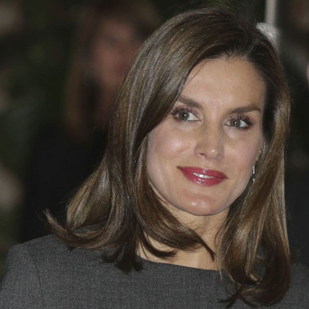 Doña Letizia se entretiene con un grupo de niños cuando nadie la ve