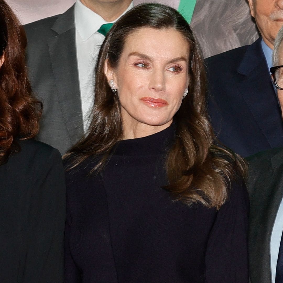 La reina Letizia recicla el vestido negro de punto que marcó un antes y un después en su armario con sorprendentes 'ear cuff'