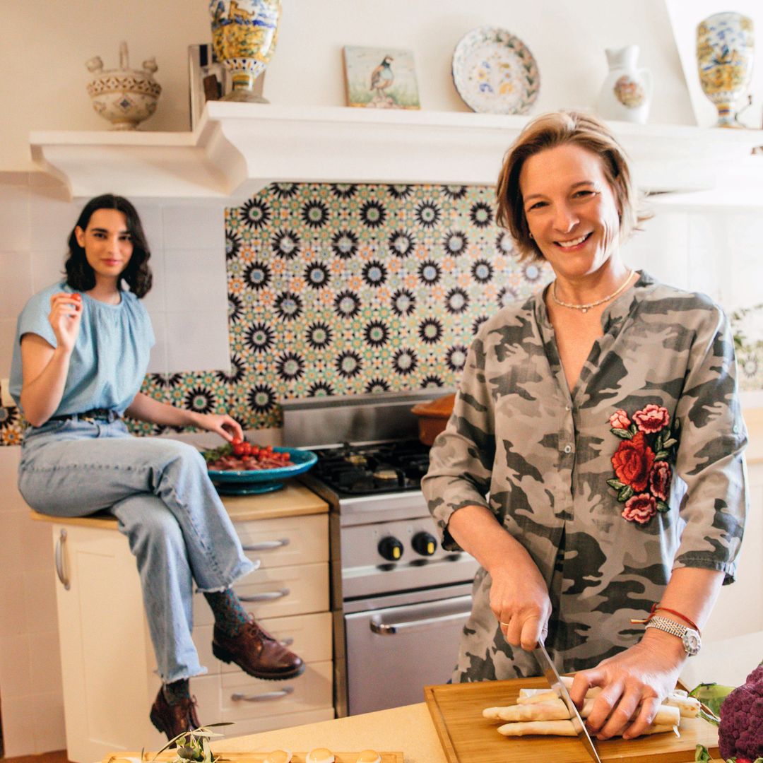 Silvia y su sobrina Teresa preparan juntas unas recetas. La cocina de la casa conserva el aspecto rústico, manteniendo así el estilo con el que su madre decoró toda la finca 
