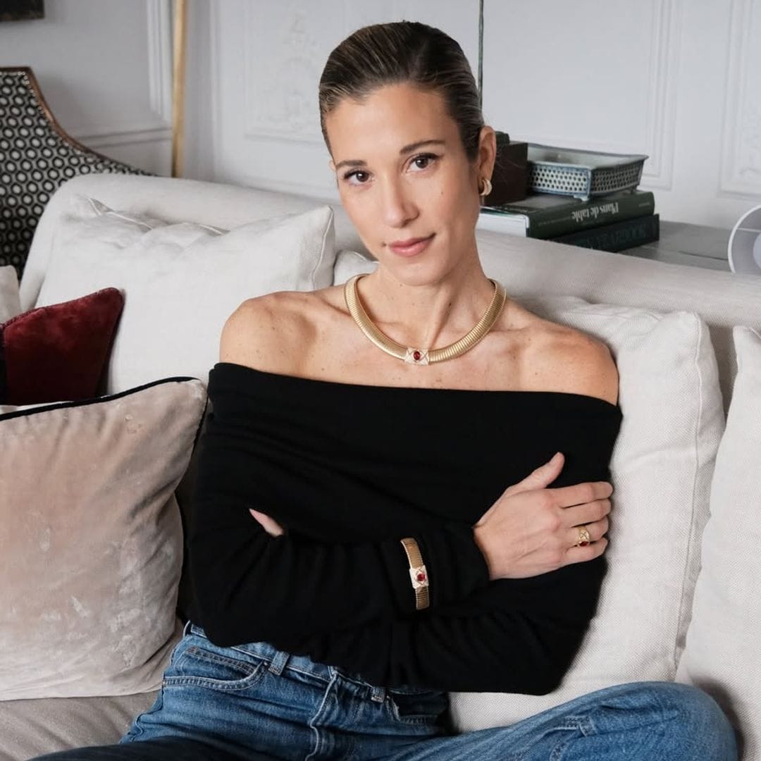 Jersey negro y vaqueros, el tándem de Inés de Cominges para acertar en Nochevieja sin esfuerzo 