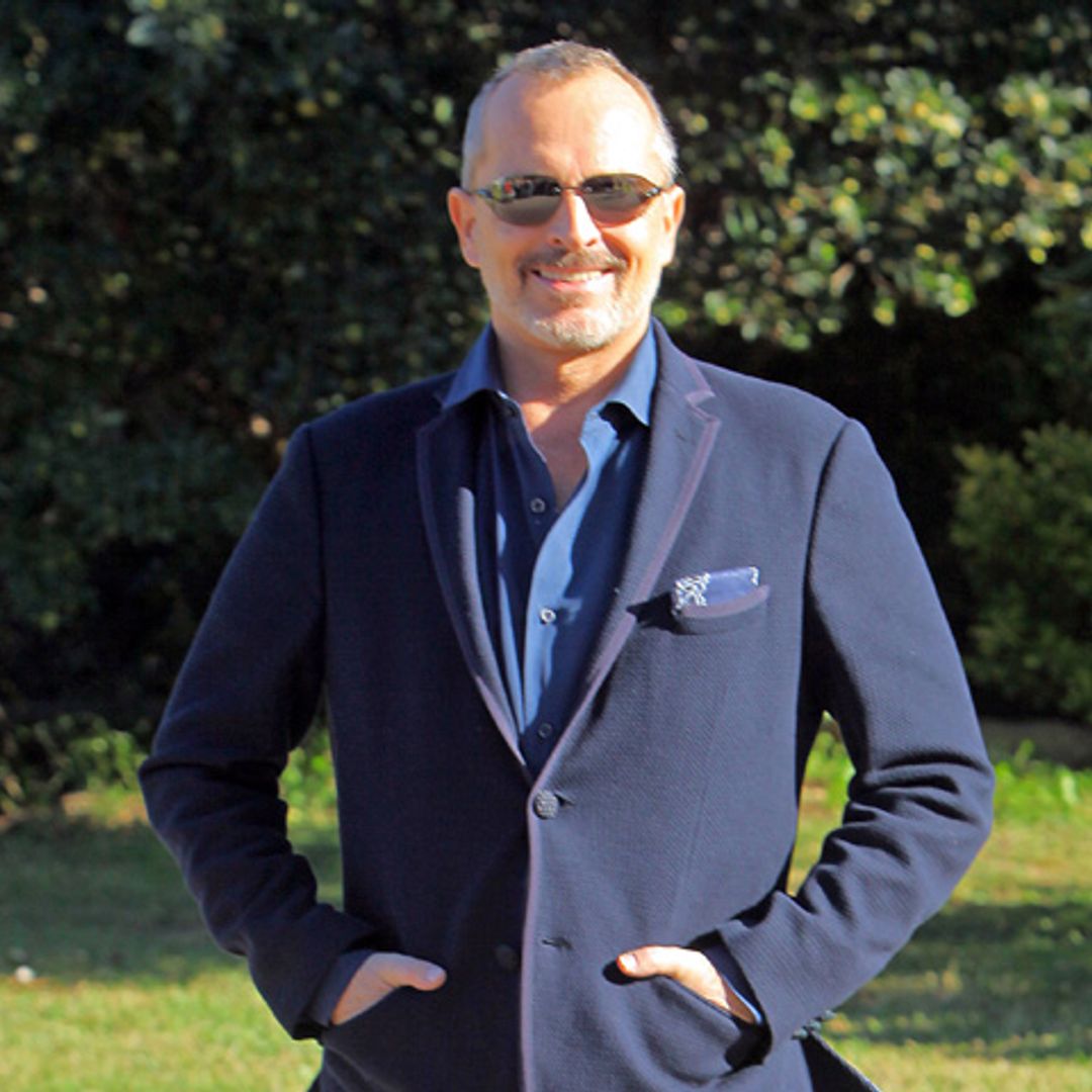 Miguel Bose acaba sus vacaciones con una caminata en familia y un enigmático mensaje