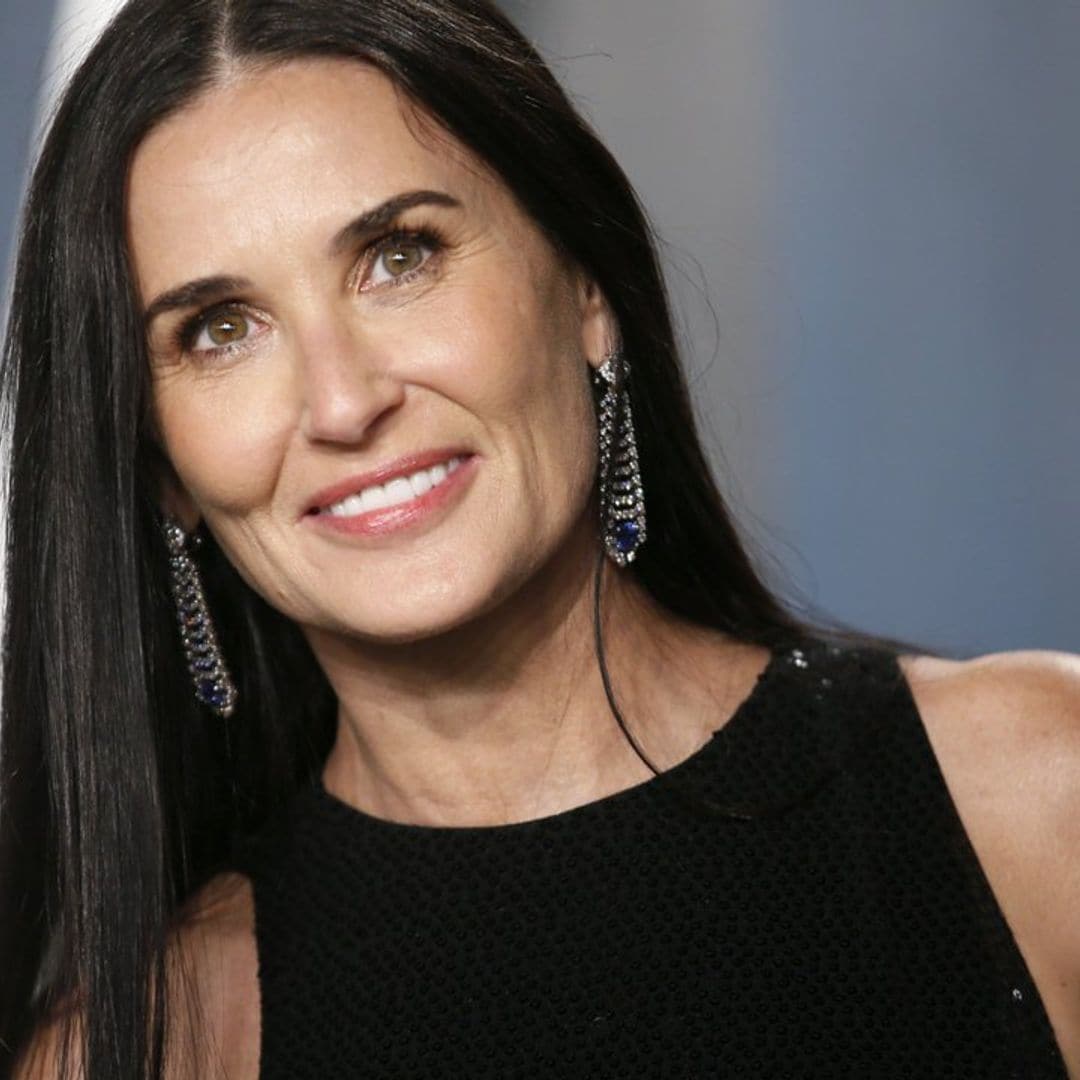 Demi Moore desafía la edad posando con sus tres hijas en traje de baño