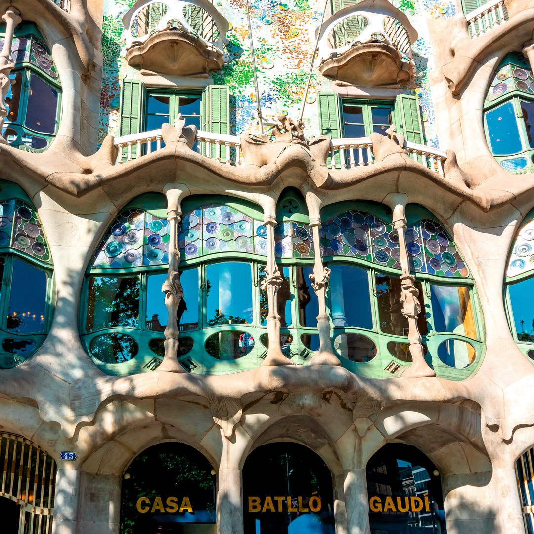 Fachada de la Casa Gaudí, uno de los edificios preferidos de Belén Hostalet en Barcelona.