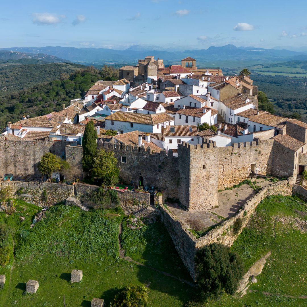 8 pueblos amurallados que te harán viajar al pasado (y no son los de siempre)