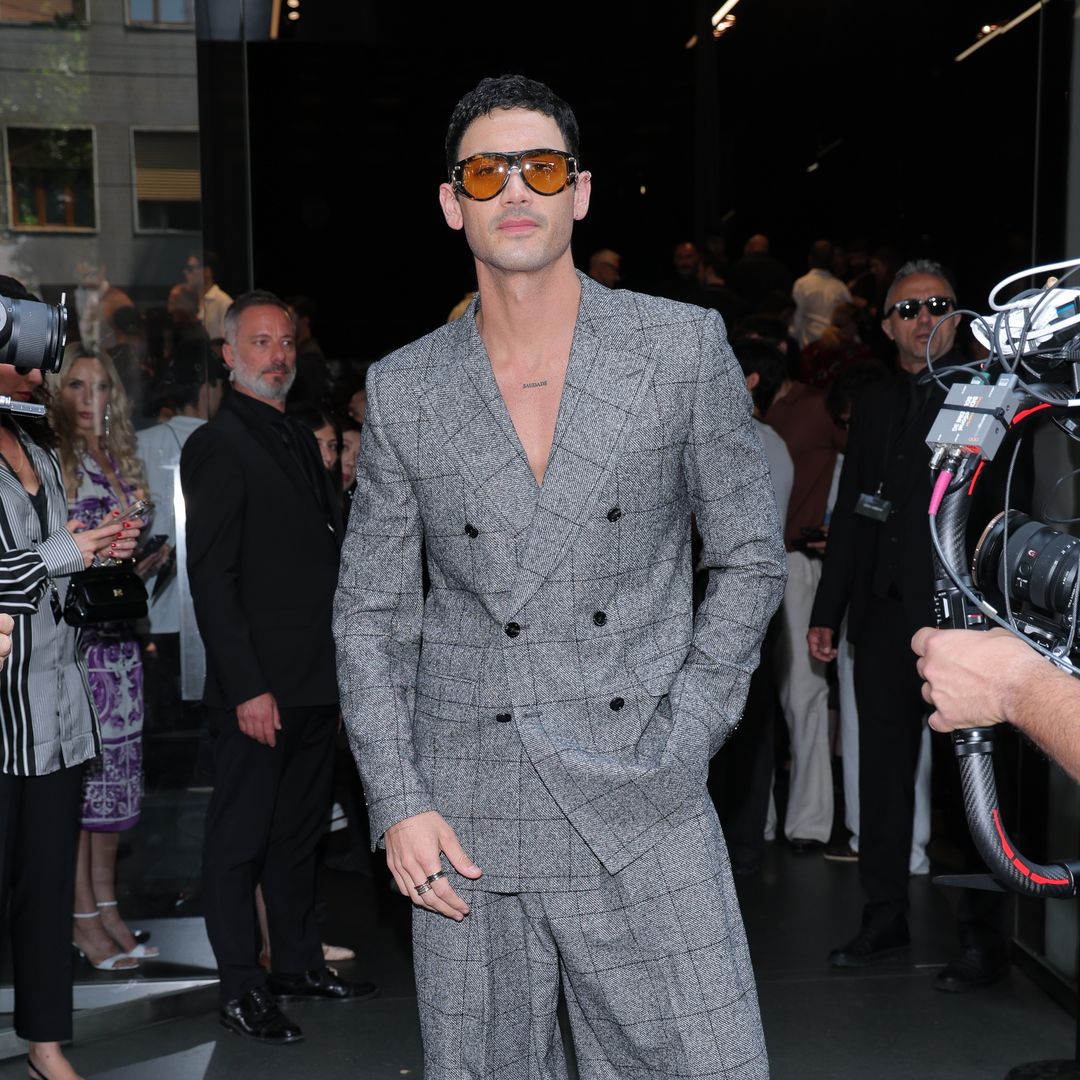 Alejandro Speitzer destaca con su estilo entre los invitados al desfile de Dolce & Gabbana en Milán