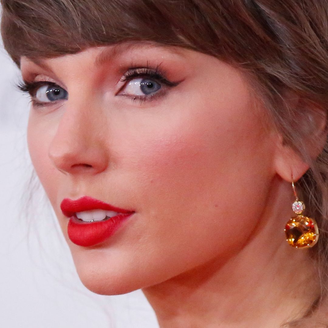 Taylor Swift demuestra por qué el delineado 'cat eye' es el clásico más versátil