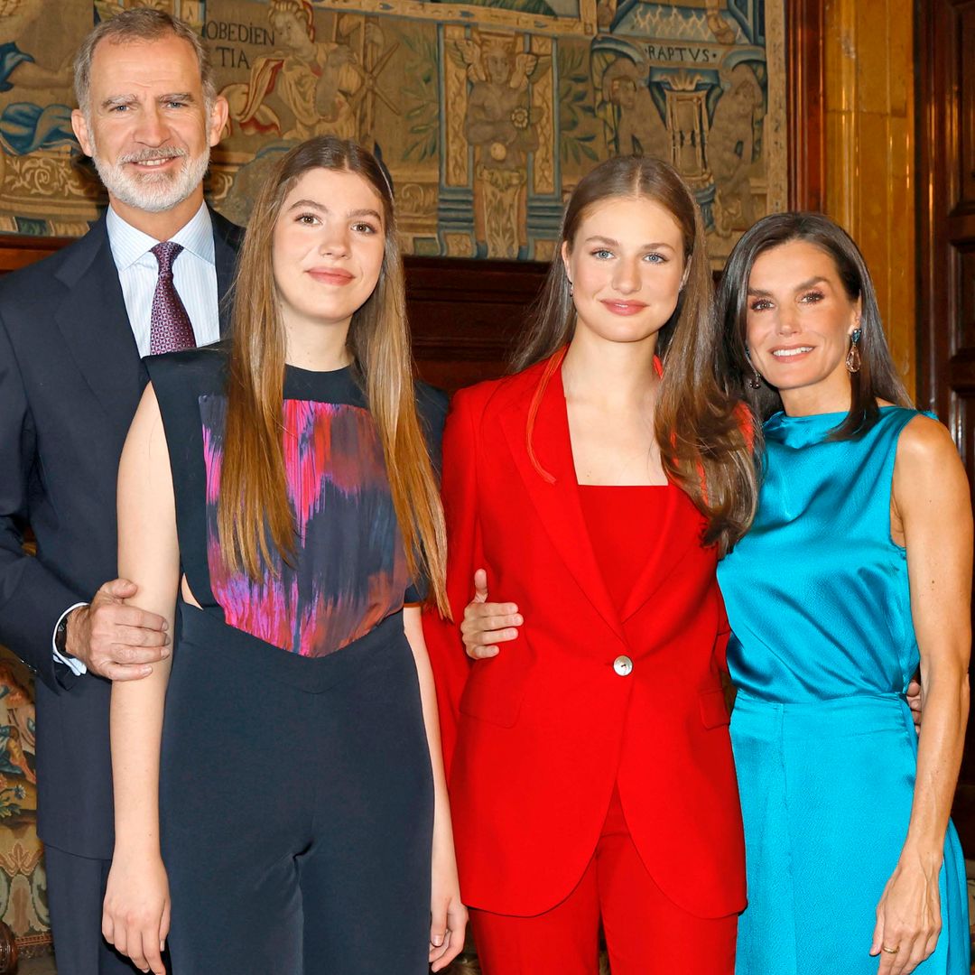 Los Reyes y sus hijas felicitan la Navidad con una imagen inédita y un recuerdo a las víctimas de la DANA