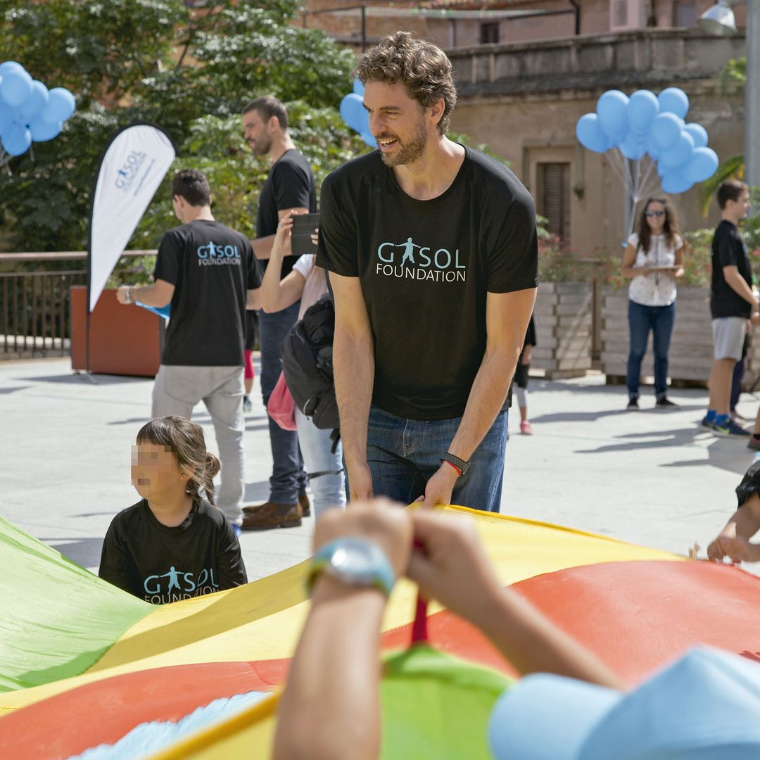 Pau Gasol en una de sus actividades de su fundación junto a niños 