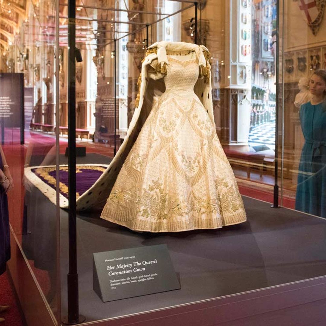 El vestido, las joyas y el manto de armiño que llevó Isabel II en su coronación se exhiben 70 años después
