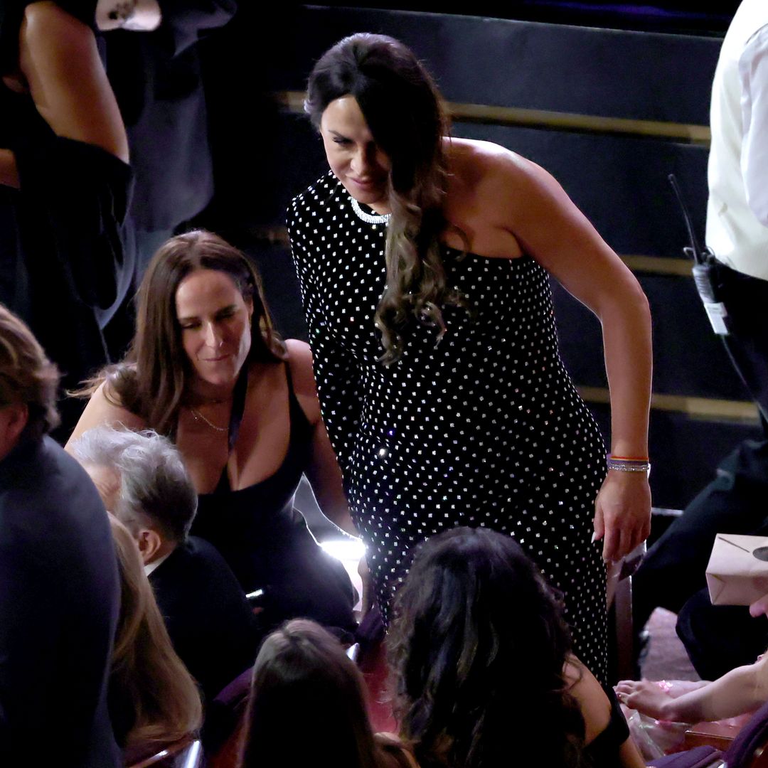 Karla Sofía Gascón, sin alfombra roja ni premio, pero con el apoyo de su mujer y su hija