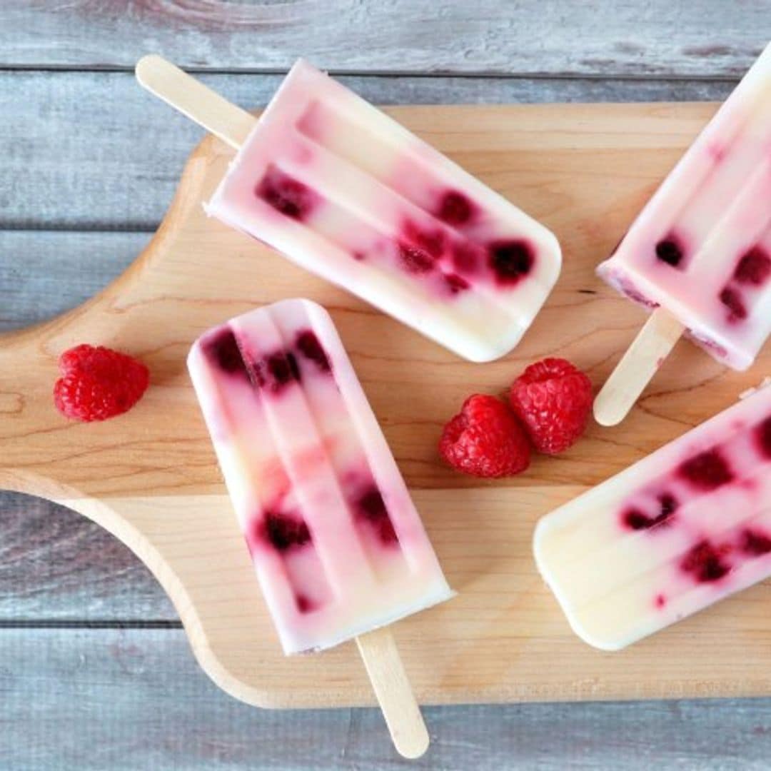 Helado de yogur y frambuesas