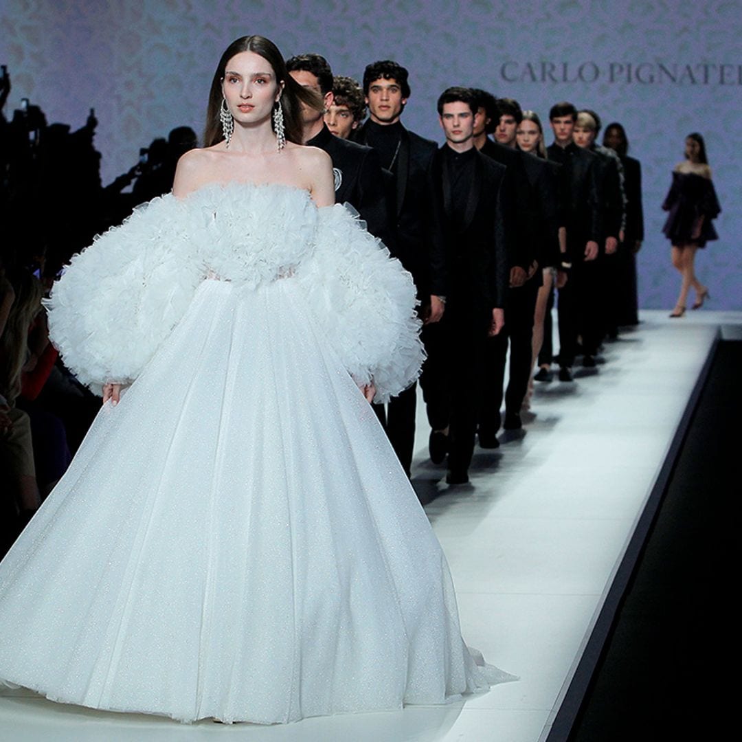 Tejidos brillantes y looks para bodas de tarde en la nueva colección de Carlo Pignatelli