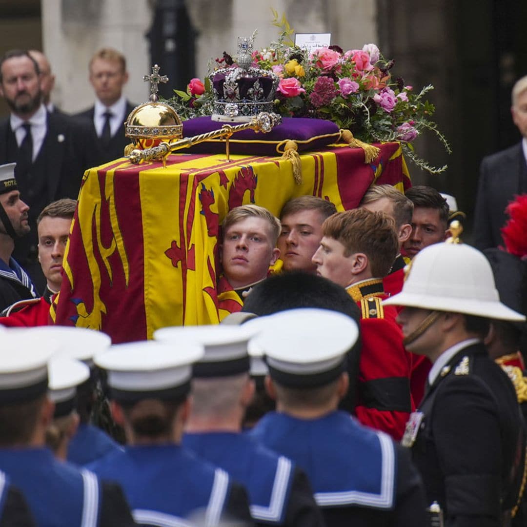 Las flores de la corona fúnebre, recogidas en Buckingham, Clarence House y Highgrove House a petición de Carlos III