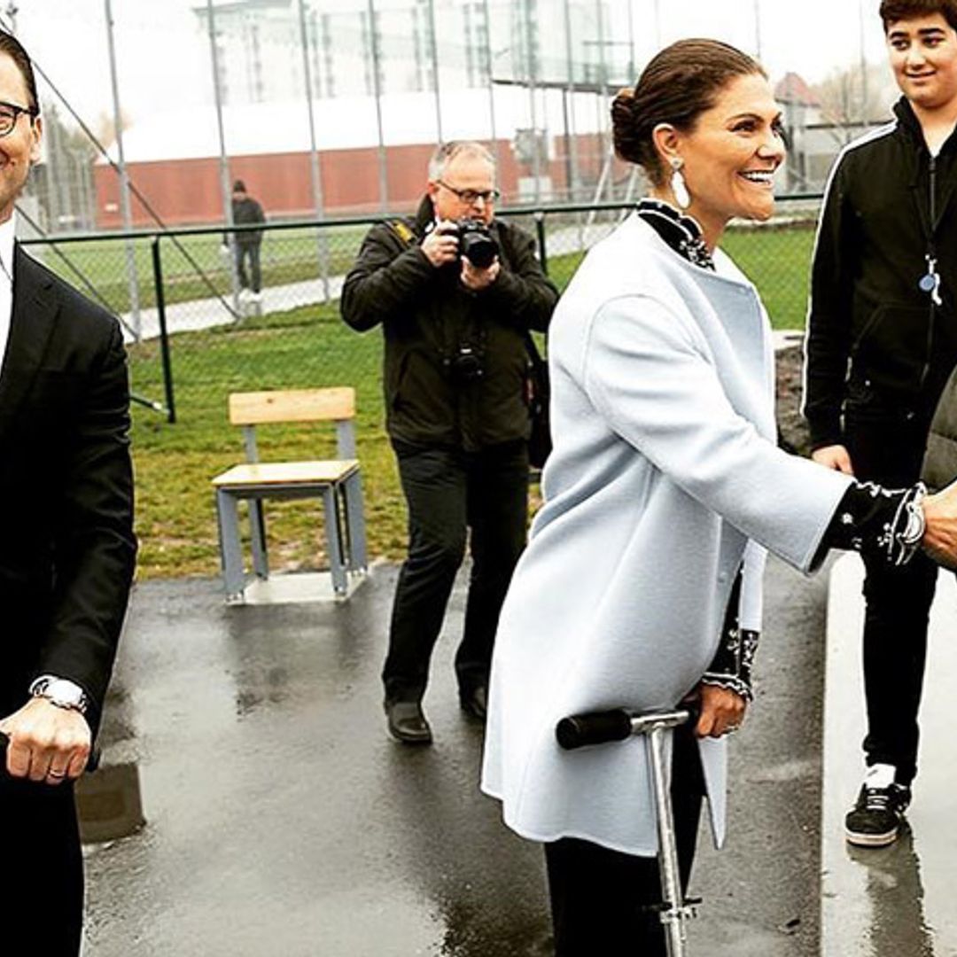 Victoria de Suecia se apunta a la moda del patinete y su marido Daniel ¡te dejará boquiabierto!