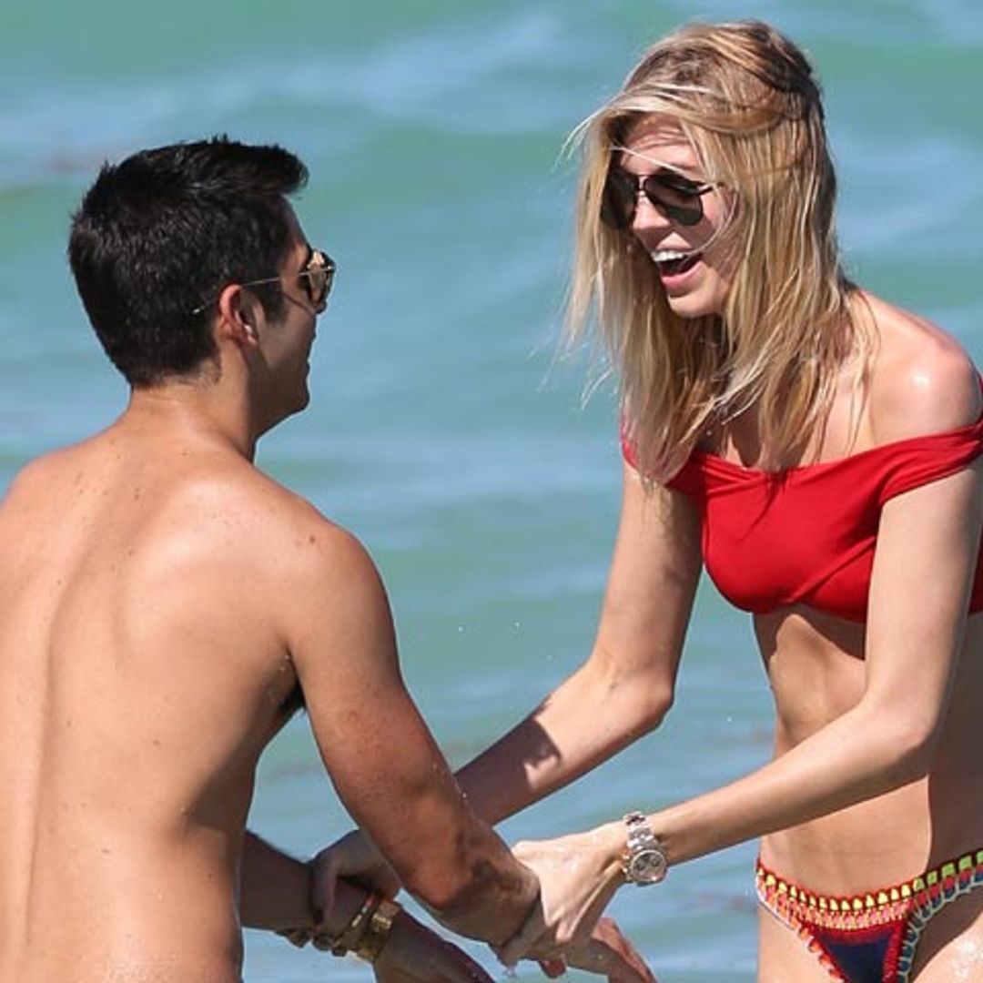 Devon Windsor sabe cómo pasárselo 'en grande' en la playa (y su novio, su 'complice')