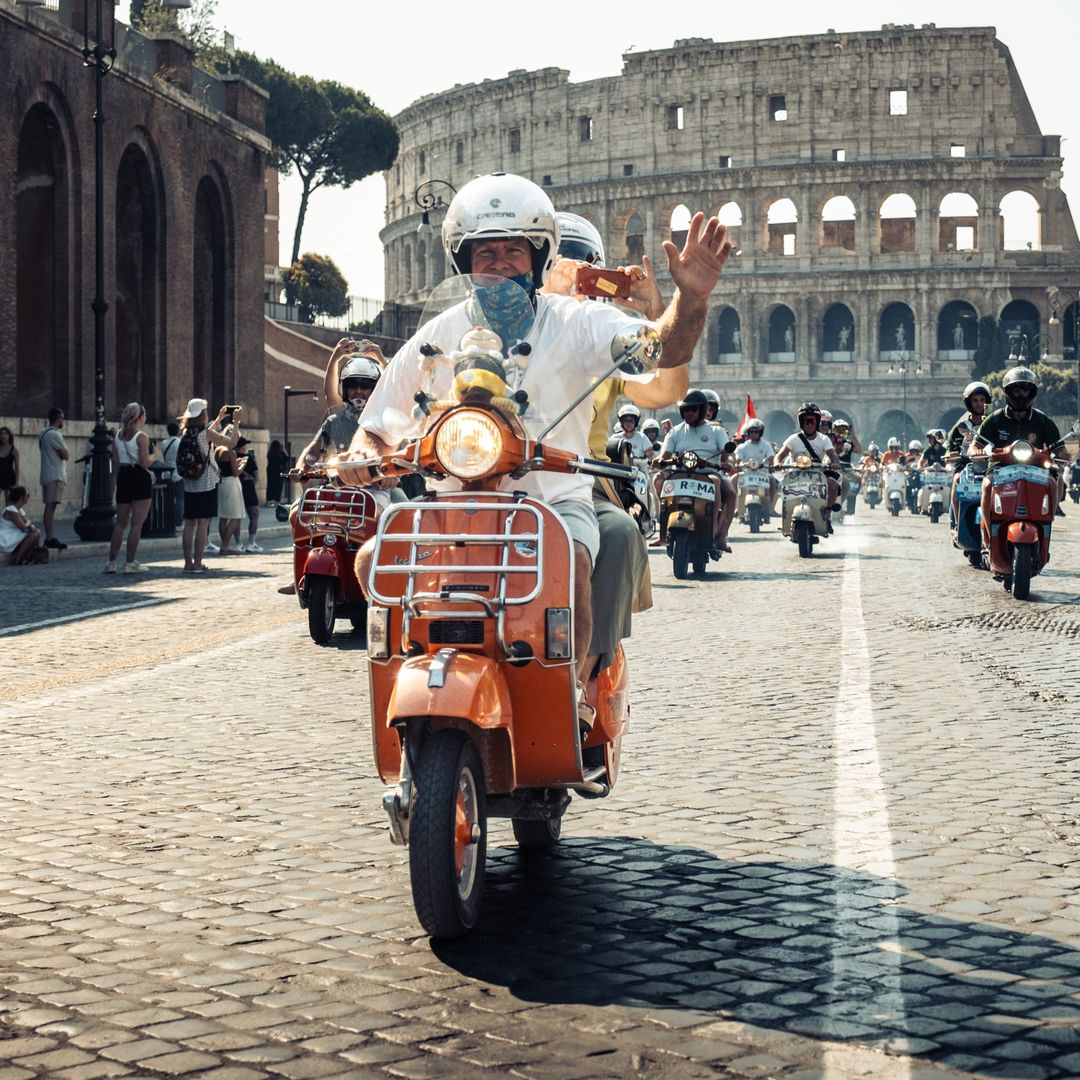 Un fin de semana estilo “Vacaciones en Roma”: así fue el 80 aniversario de Vespa en la Ciudad Eterna