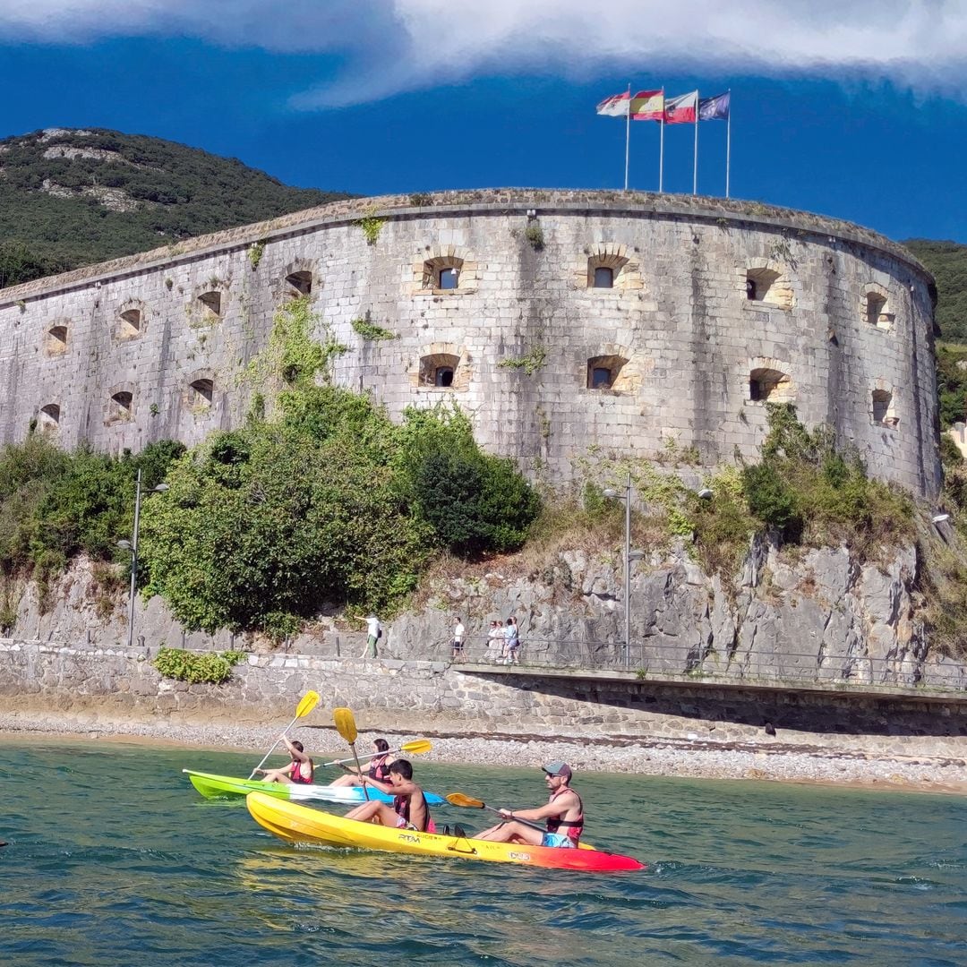 Kayaks en Santoña desde el faro del Caballo, Cantabria