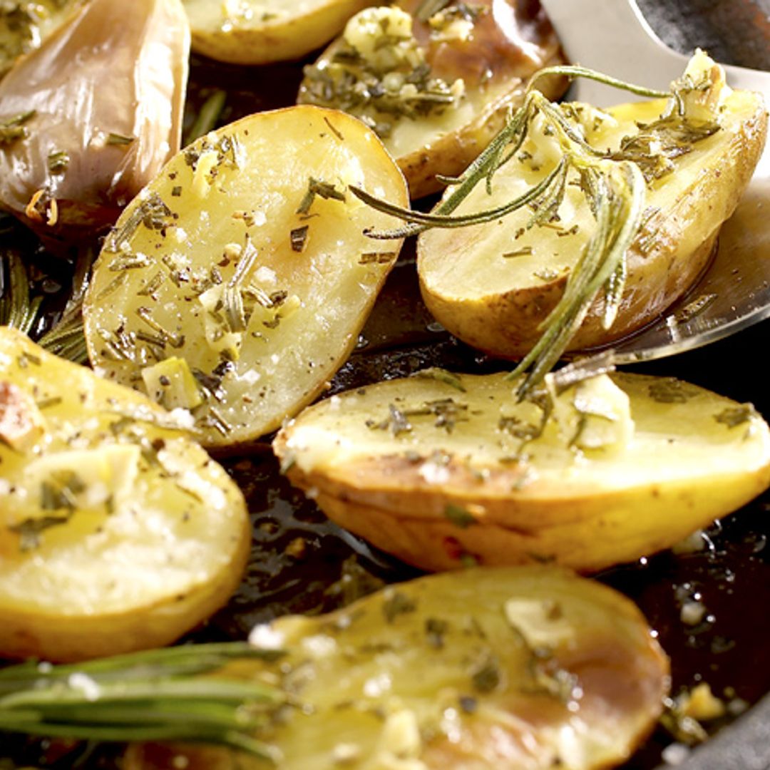 Patatas asadas al horno con cebolla y romero