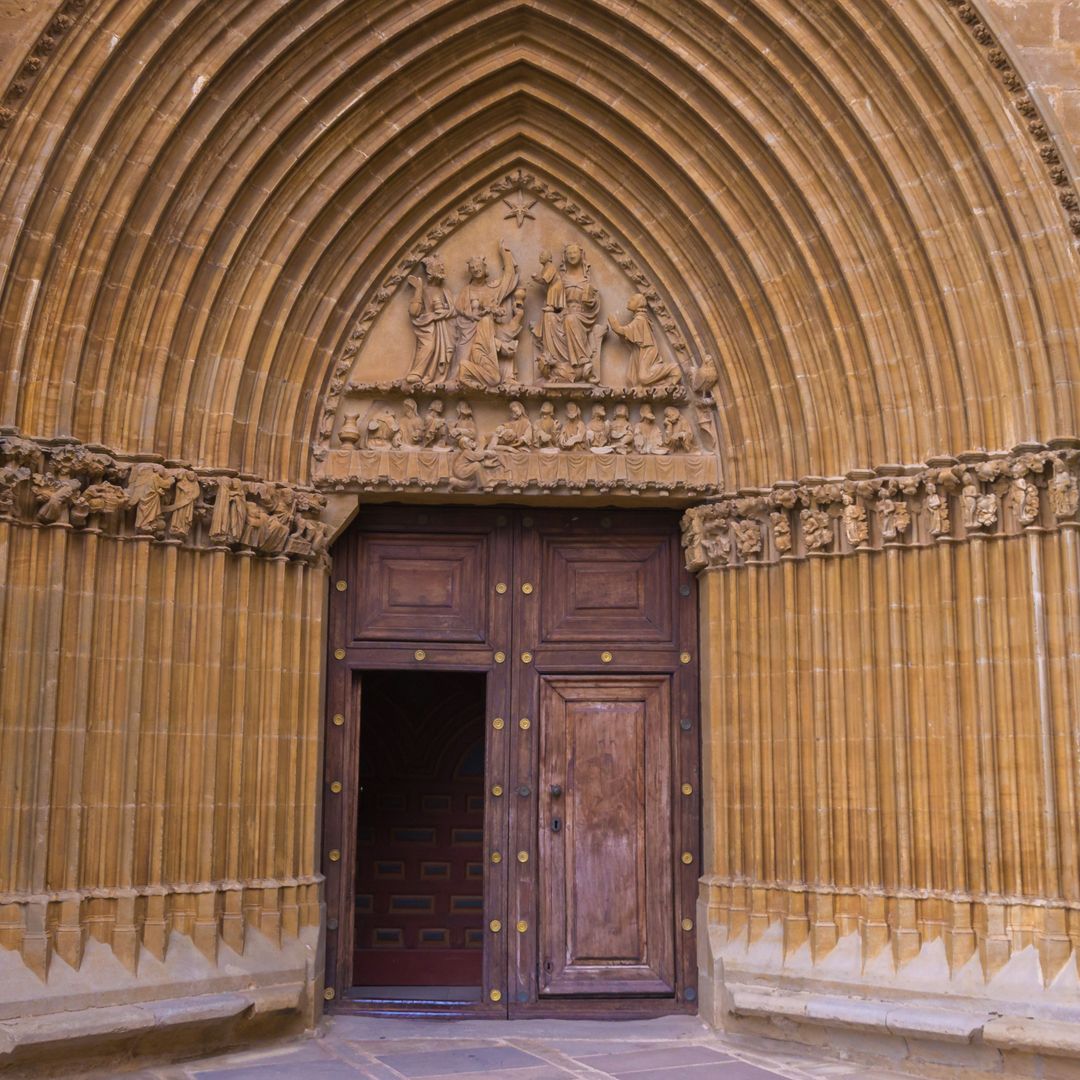 Portada de la iglesia de Ujué, Navarra