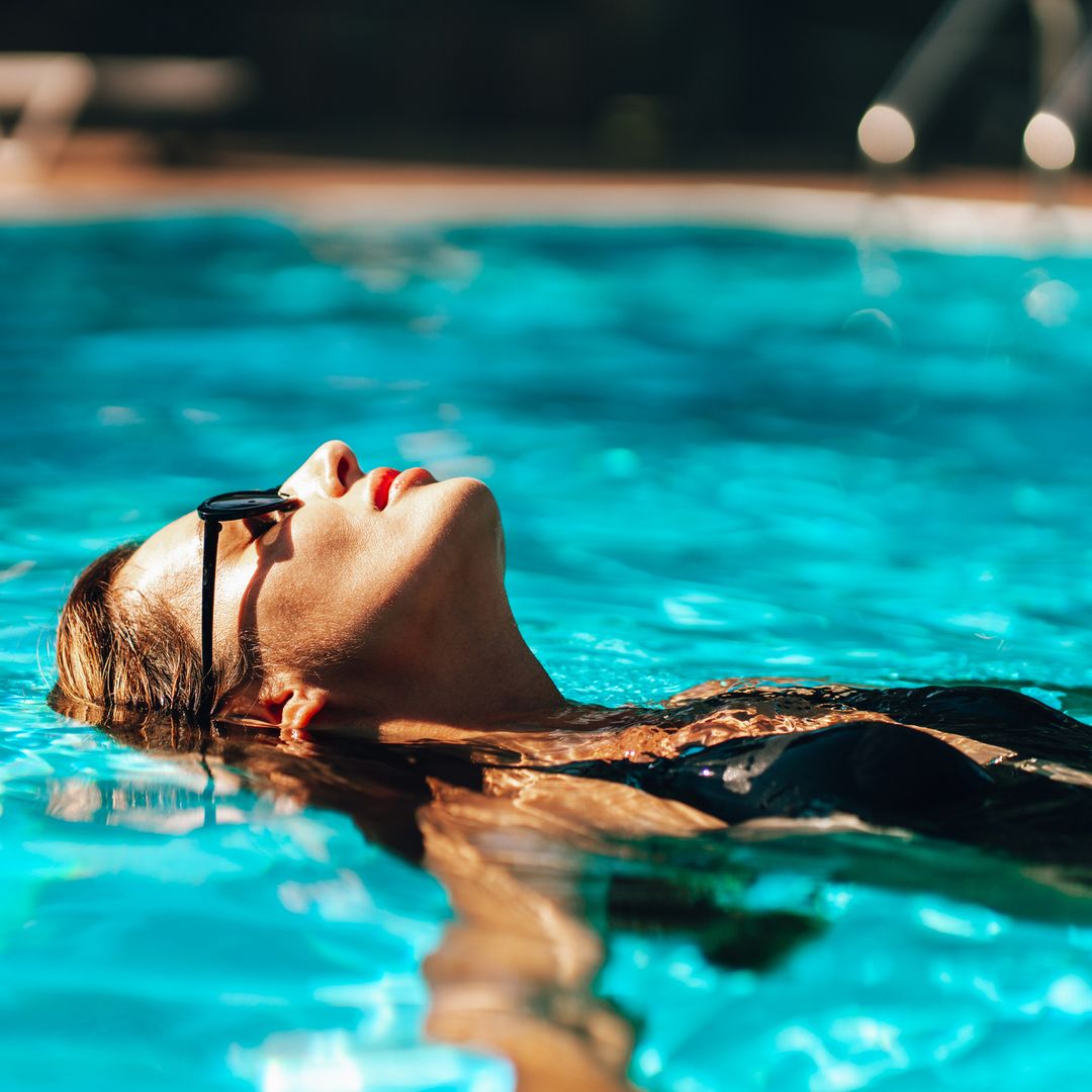 Los 7 aliados 'beauty' que toda experta recomienda tener listos antes de inaugurar la temporada de piscina