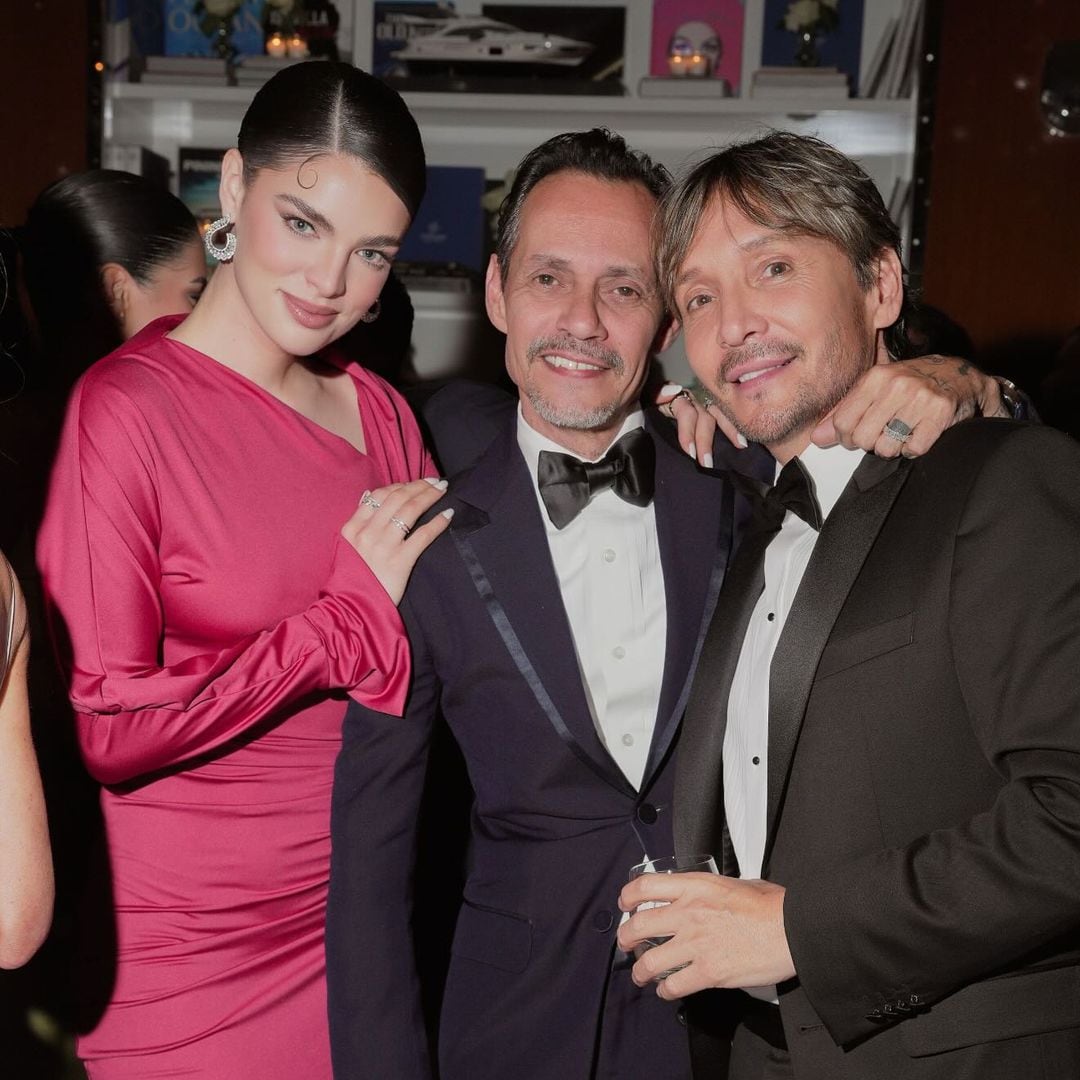 Marc Anthony y Nadia Ferreira junto al peluquero de las estrellas, Ken Paves