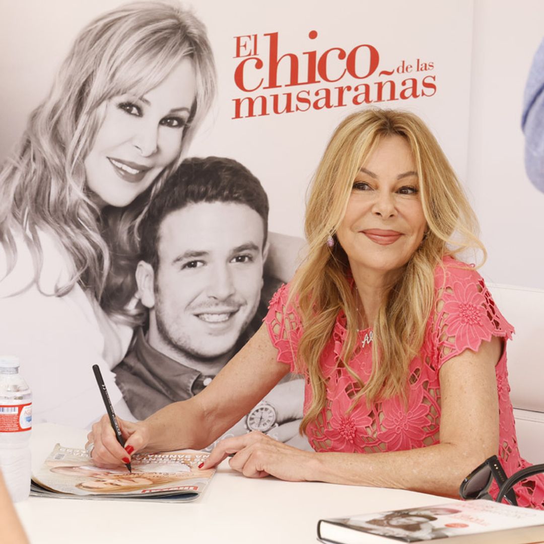 Los fans de Ana Obregón quisieron que les firmara su libro...y un ejemplar de ¡HOLA!