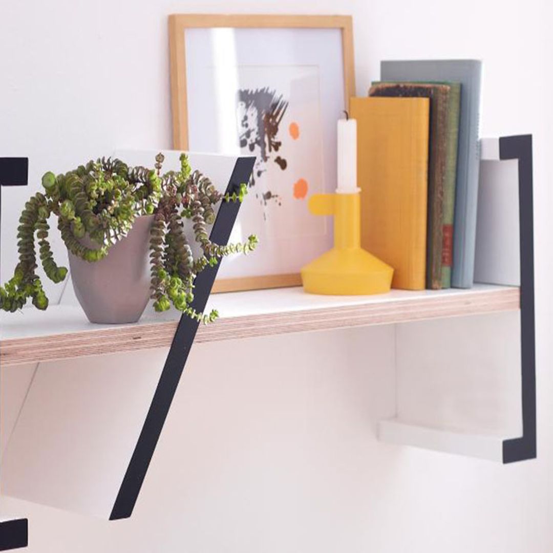 Construye paso a paso una estantería de diseño con madera y pintura