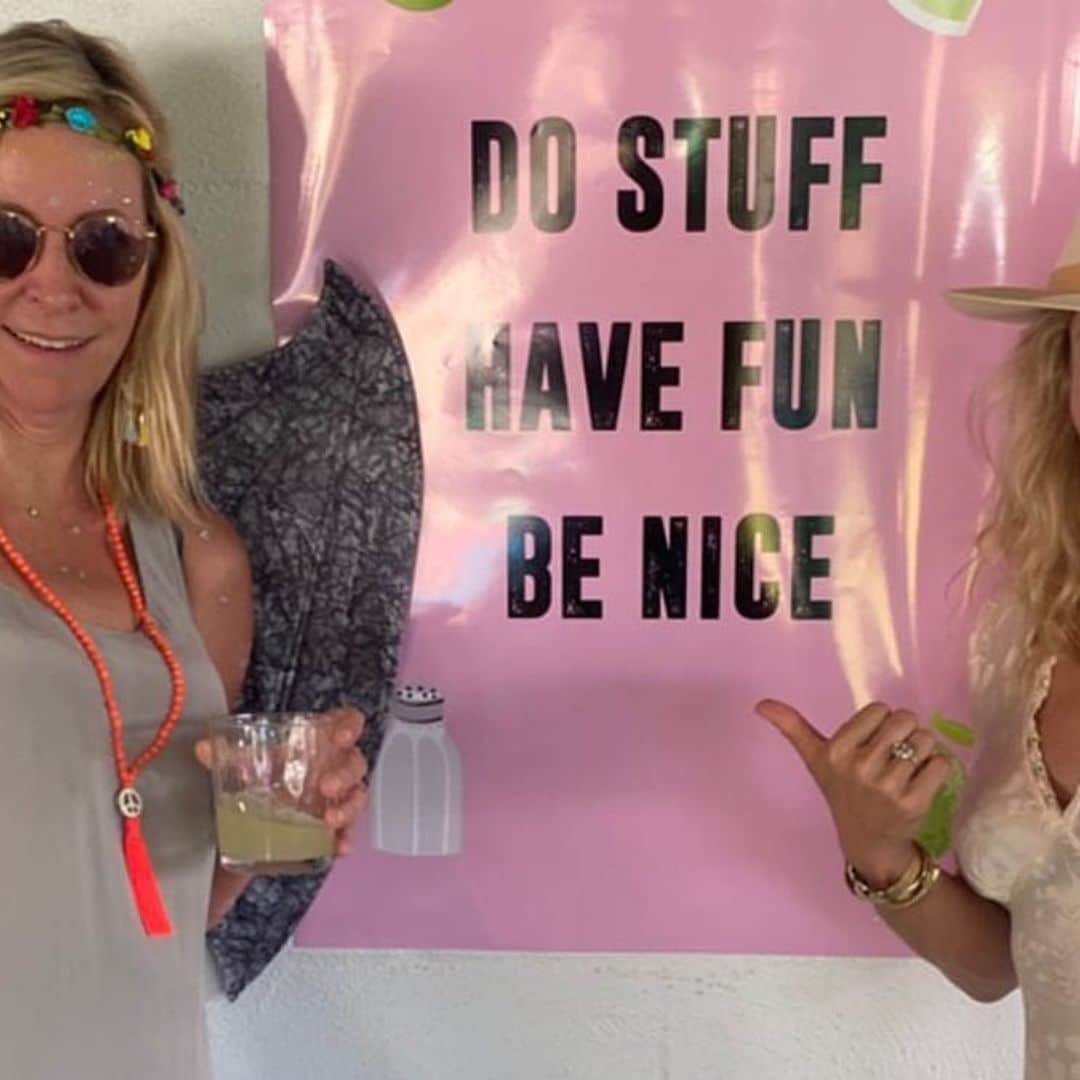 Elsa Pataky felicita a la madre de Chris Hemsworth en su 60 cumpleaños y... ¡parecen hermanas!