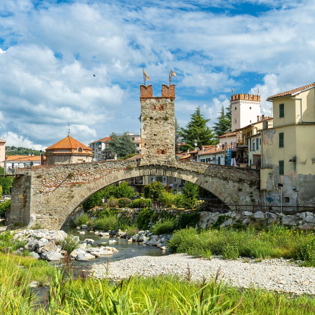 Vista panorámica del puente medieval sobre el río Bormida en Millesimo
