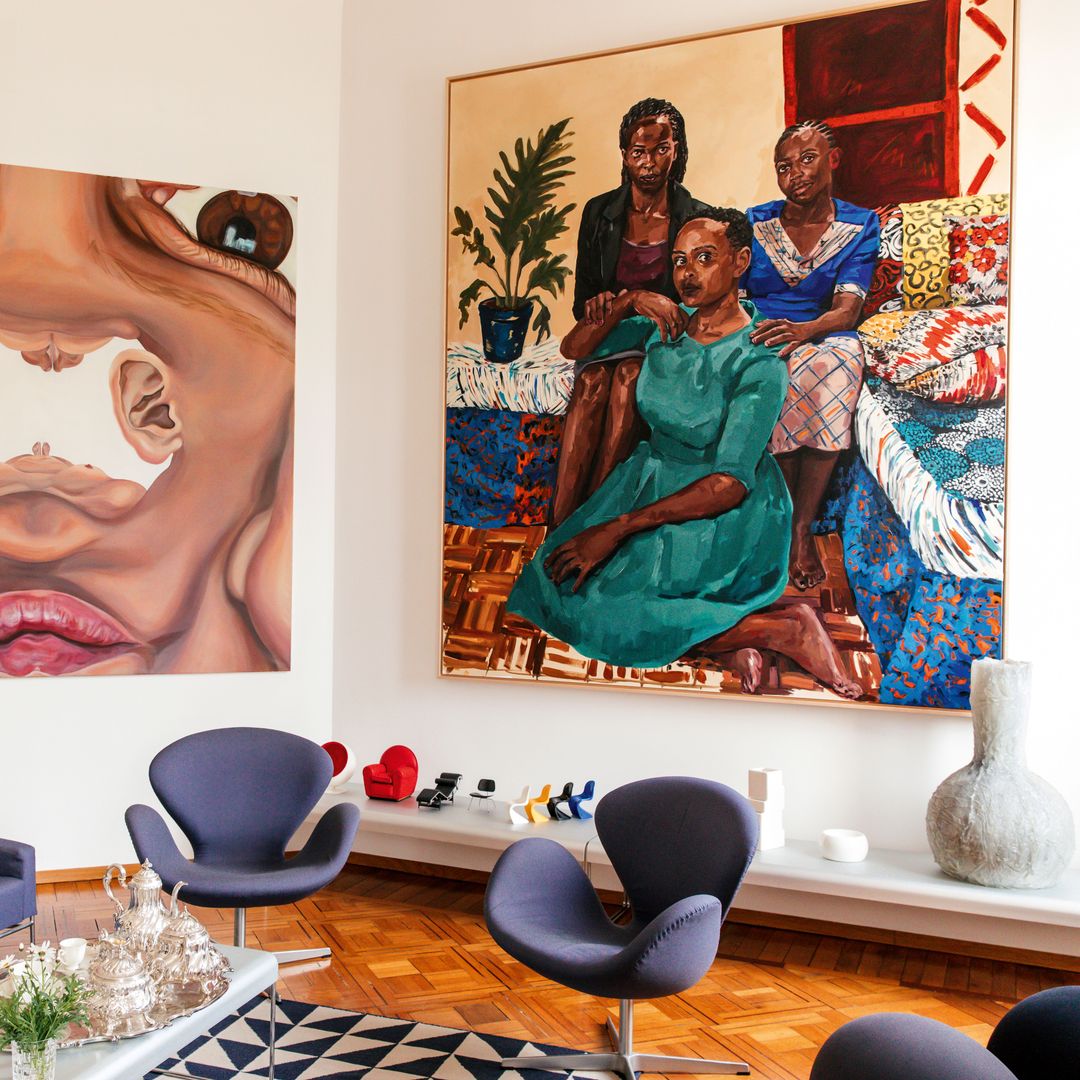 Otro rincón, con cuadros de Jana Euler y Wangari Mathenge 