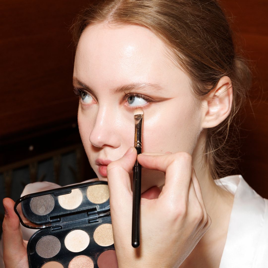 El truco definitivo para hacerte el ‘eyeliner’ en 10 segundos si tienes el párpado caído