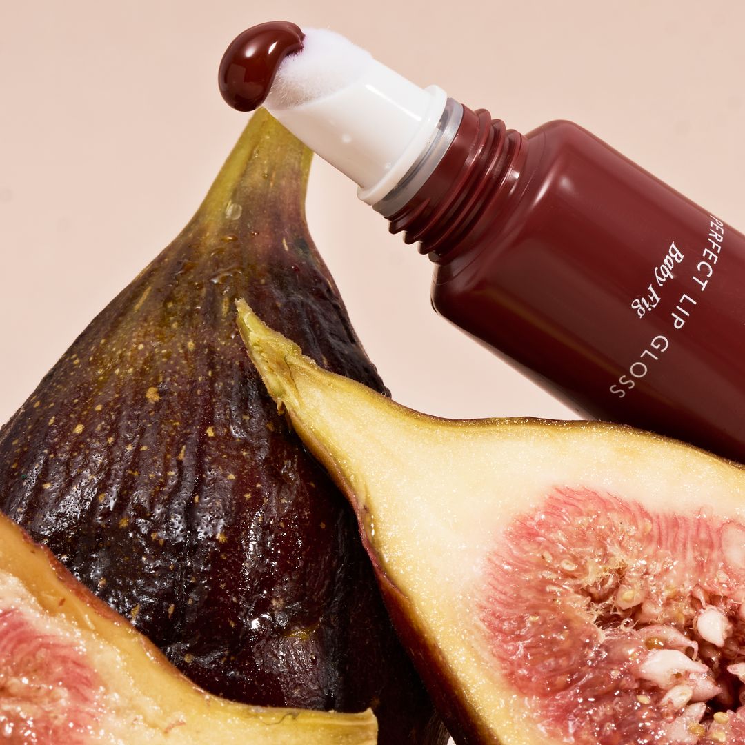 Perfect Lip Gloss, de Masqmai (19,90 euros), es un bálsamo labial con color disponible en ocho diferentes que hidrata, aporta volumen, brillo y suavidad al mismo tiempo que favorece la producción de colágeno propio gracias a los péptidos que además proporcionan un efecto relleno natural. 
