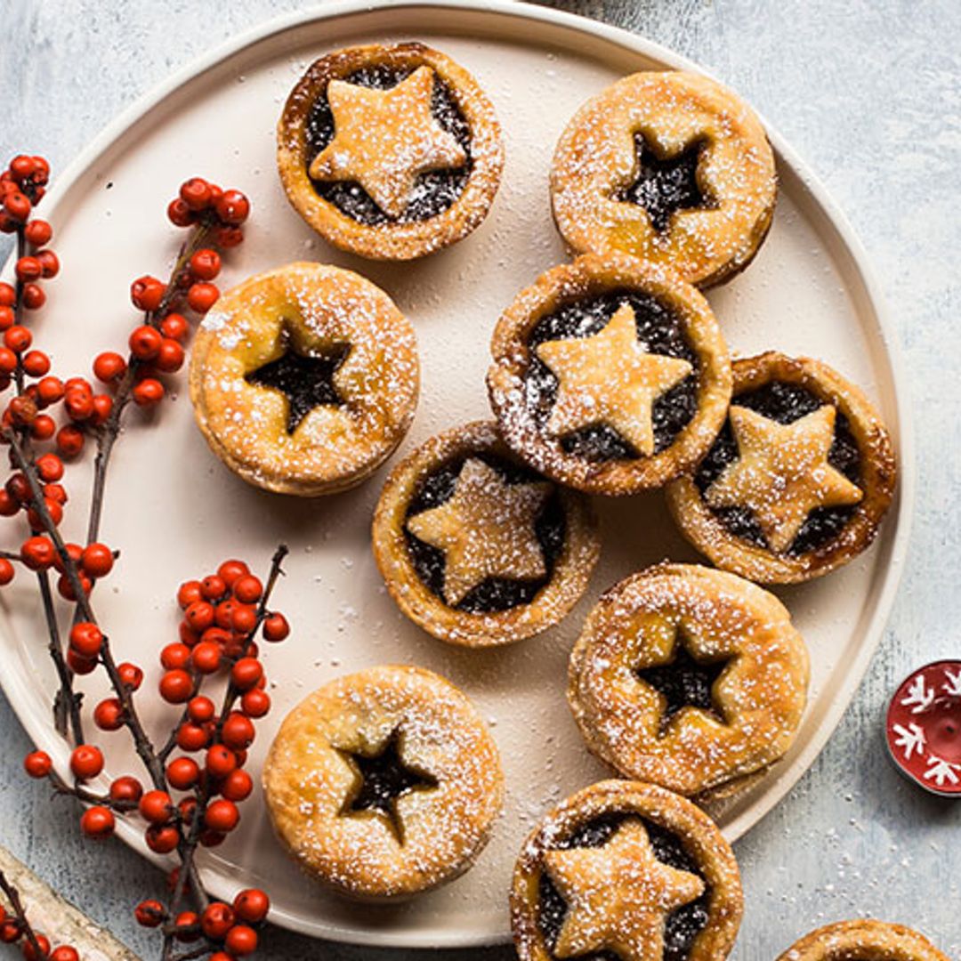 Pastelitos rellenos de carne picada y mermelada de frutos del bosque