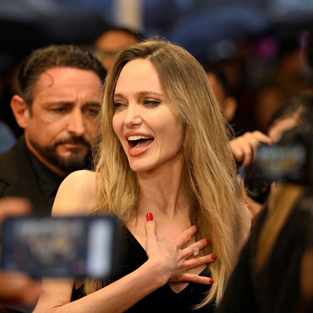 Angelina Jolie apuesta por un vestido negro minimalista en su primera alfombra roja del Festival de San Sebastián