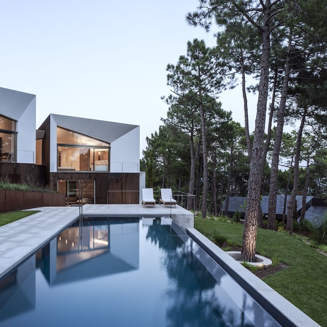 Piscina de la vivienda unifamiliar donde se ha rodado 'La habitación de al lado' 