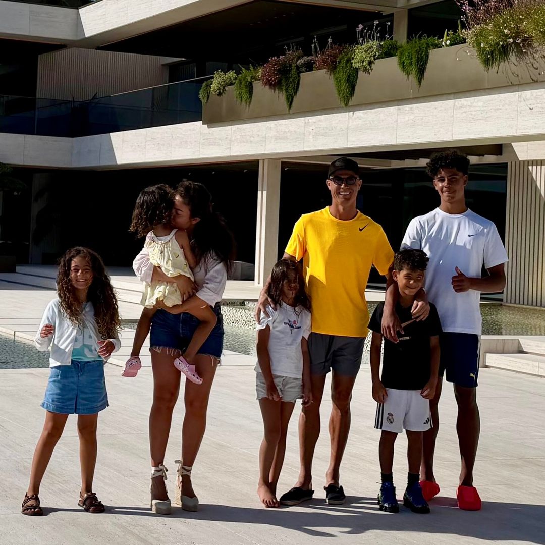 Cristiano Ronaldo y Georgina Rodríguez: su idílico verano en familia con paseos en la playa y una mansión de lujo