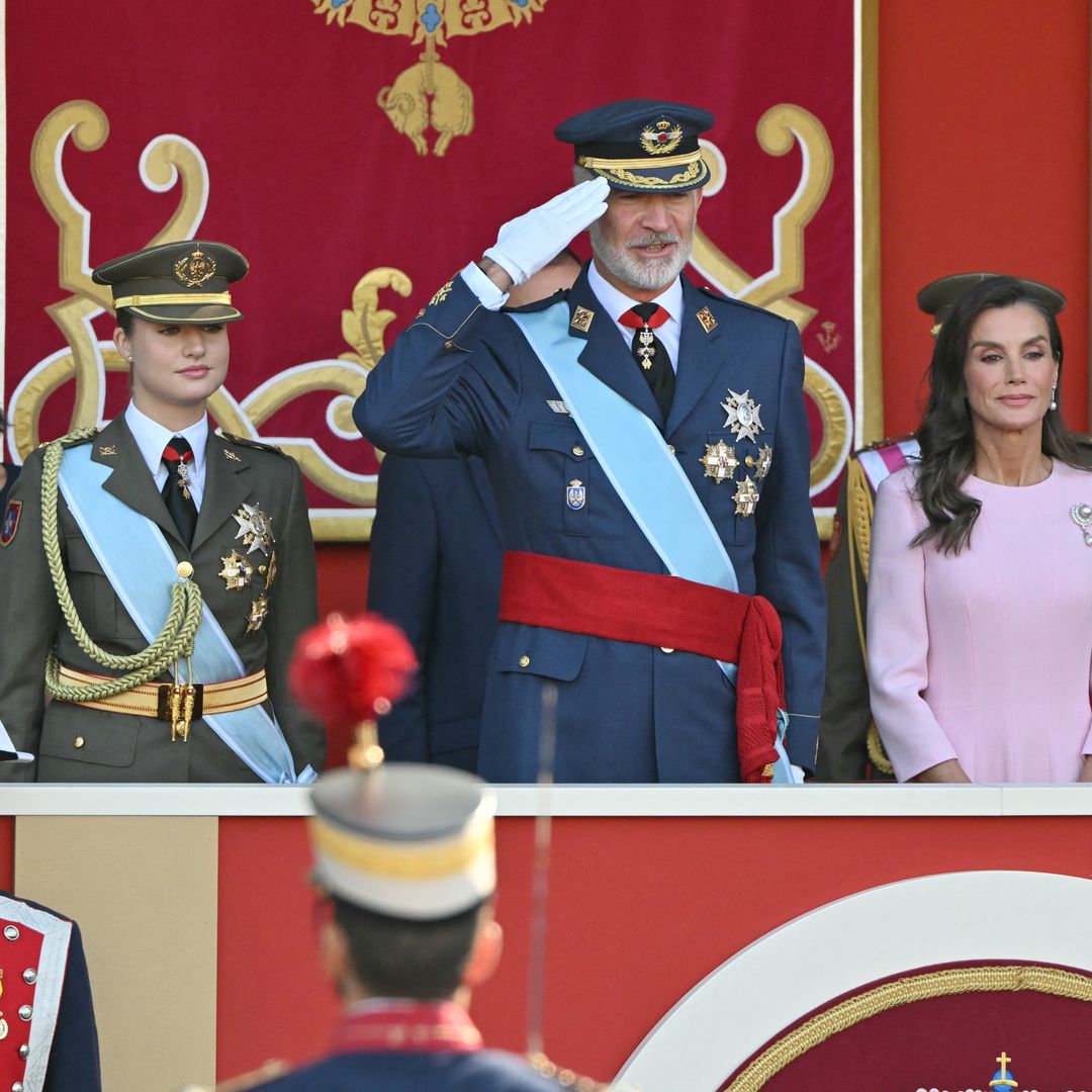 Los Reyes, acompañados por sus hijas, presiden el espectacular desfile del 12-O marcado por su histórico e inminente viaje a Ceuta