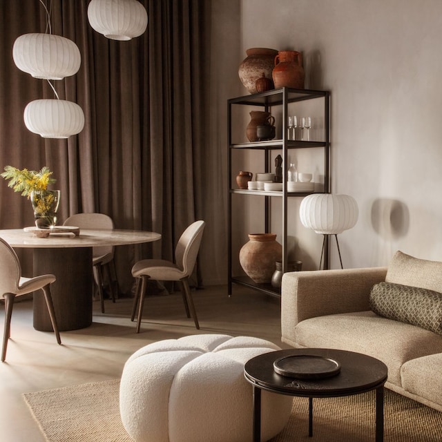 Salón-comedor decorado con varias lámparas de papel